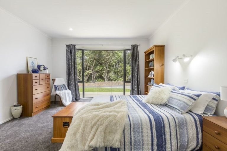 Photo of property in 19 Ngarahana Avenue, Paremoremo, Auckland, 0632