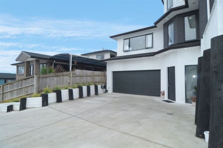 Photo of property in 14 San Casello Rise, Henderson, Auckland, 0612
