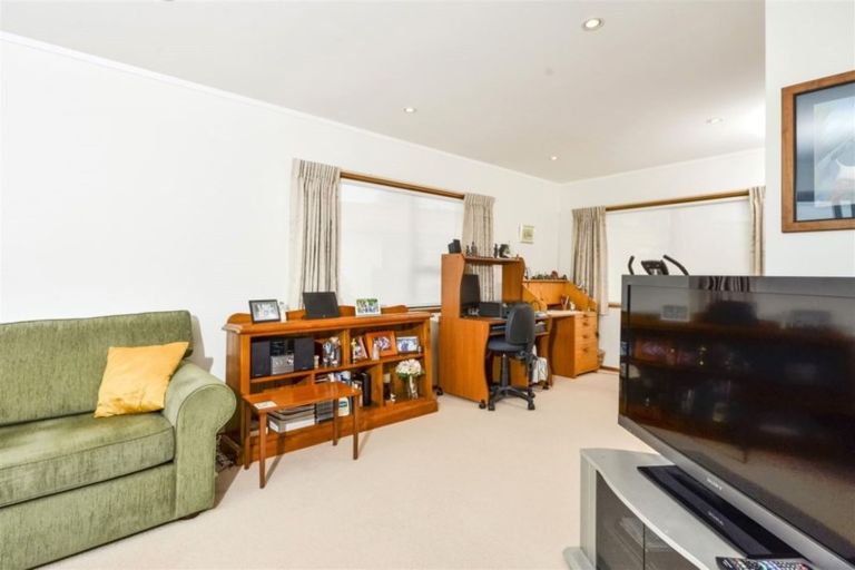 Photo of property in 1/35 Aberdeen Road, Castor Bay, Auckland, 0620