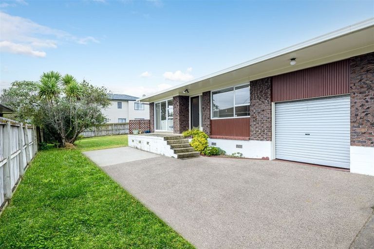 Photo of property in 2/69 Hepburn Road, Glendene, Auckland, 0602