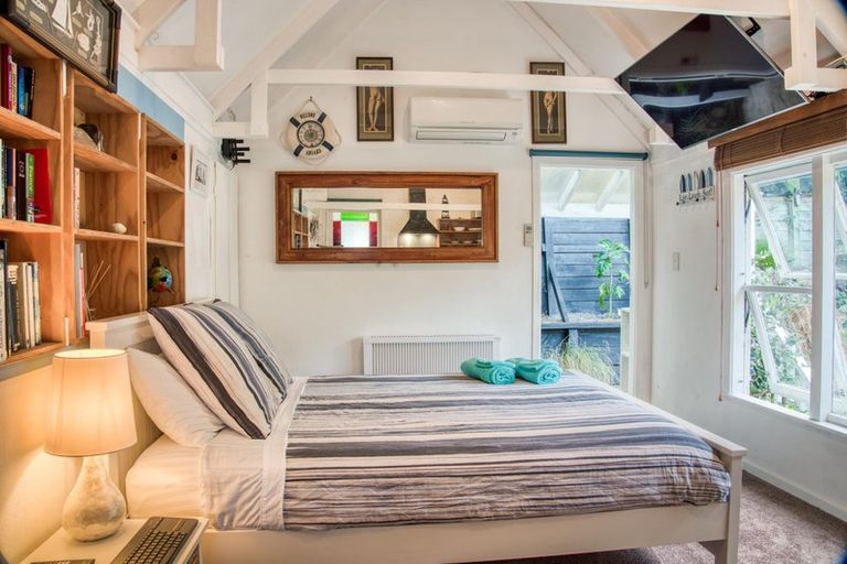 Photo of property in 147 Breaker Bay Road, Breaker Bay, Wellington, 6022