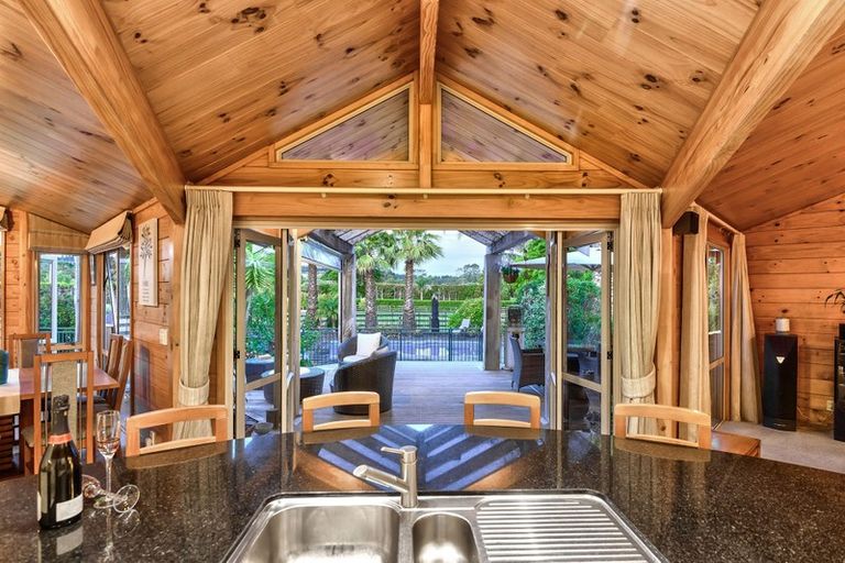 Photo of property in 136 Oraha Road, Kumeu, 0892