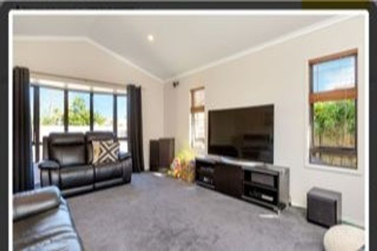 Photo of property in 18 Paradise Point Place, One Tree Point, 0118