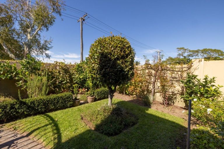 Photo of property in 19 Edgecumbe Road, Tauranga, 3110