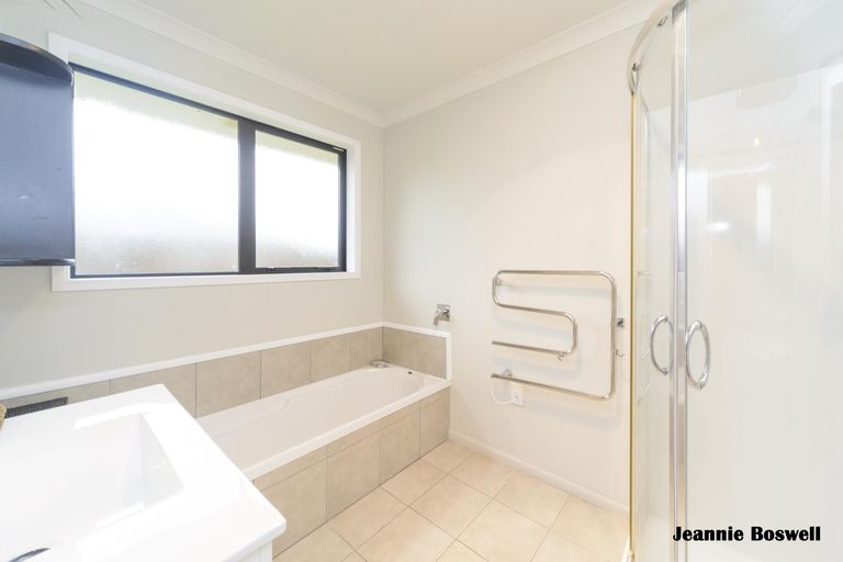 Photo of property in 35 Chestnut Close, Kelvin Grove, Palmerston North, 4414