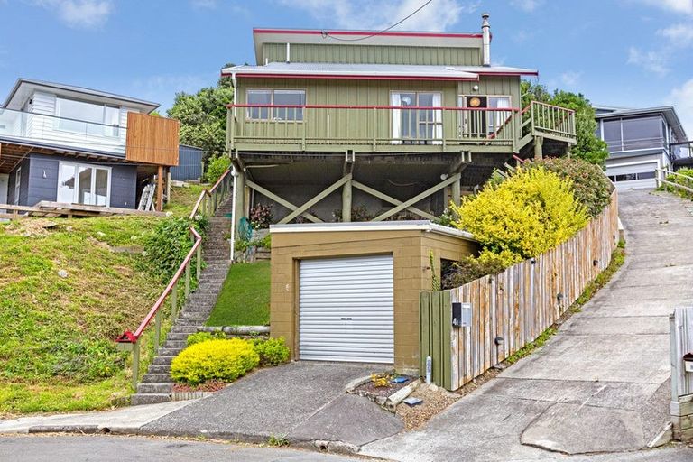 Photo of property in 4 Karoro Place, Paremata, Porirua, 5024