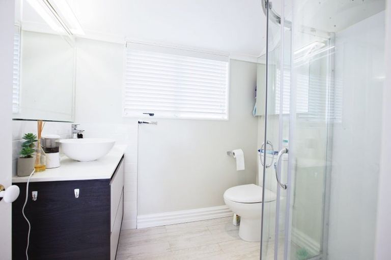 Photo of property in 2 Taroka Close, Pinehill, Auckland, 0632