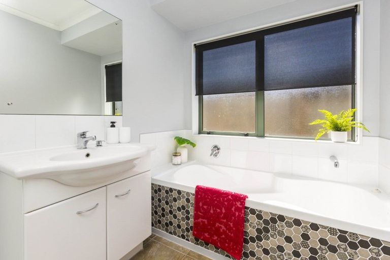 Photo of property in 12 Percy Kinsman Crescent, Riverstone Terraces, Upper Hutt, 5018