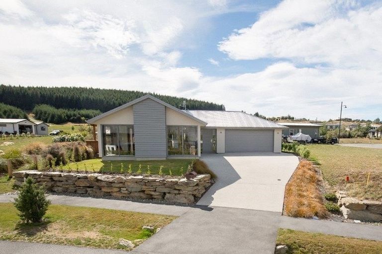 Photo of property in 10 Makomako Road, Wanaka, 9305