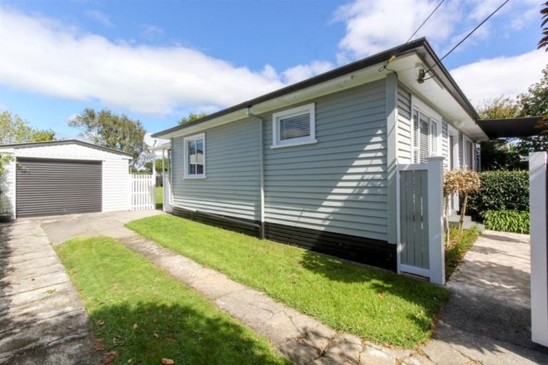 Photo of property in 18 Karaka Street, Merrilands, New Plymouth, 4312