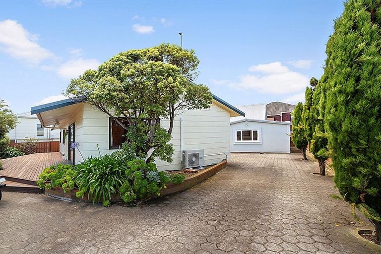 Photo of property in 42 Kaikoura Street, Maupuia, Wellington, 6022