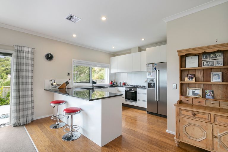 Photo of property in 15 Canary Way, Whitby, Porirua, 5024