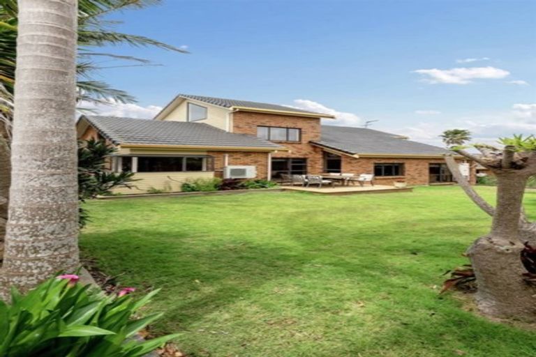 Photo of property in 33 Booralee Avenue, Botany Downs, Auckland, 2010