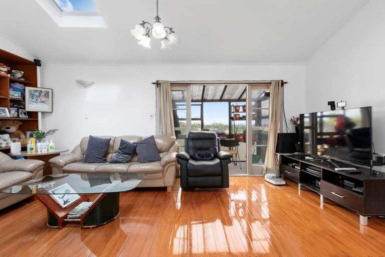 Photo of property in 15 Roband Avenue, Glenfield, Auckland, 0629