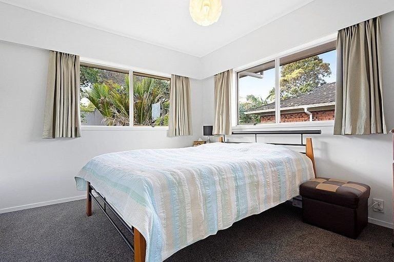 Photo of property in 52 Chelsea View Drive, Chatswood, Auckland, 0626