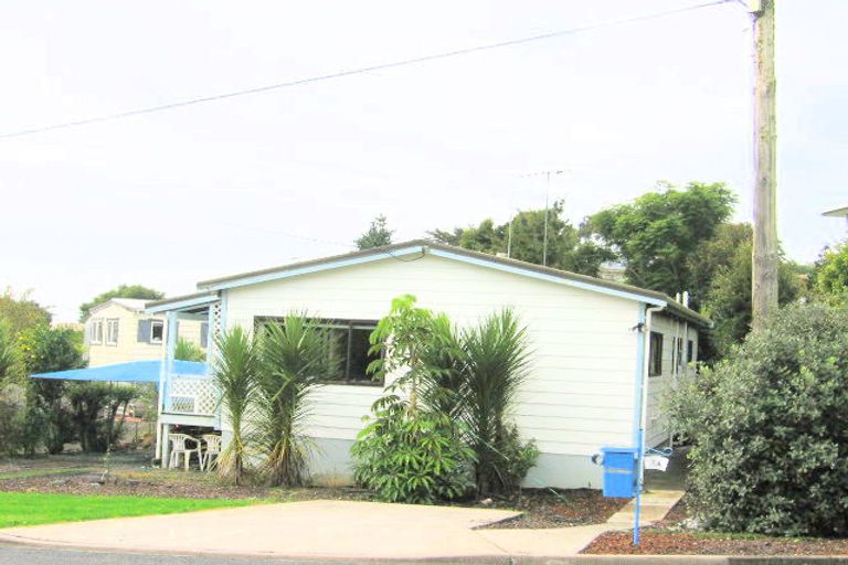Photo of property in 1 Maori Hut Road, Red Beach, 0932