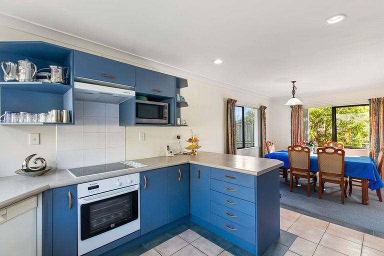 Photo of property in 16 Ewhurst Place, Goodwood Heights, Auckland, 2105