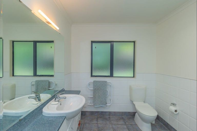 Photo of property in 14 Pohutukawa Drive, Levin, 5571
