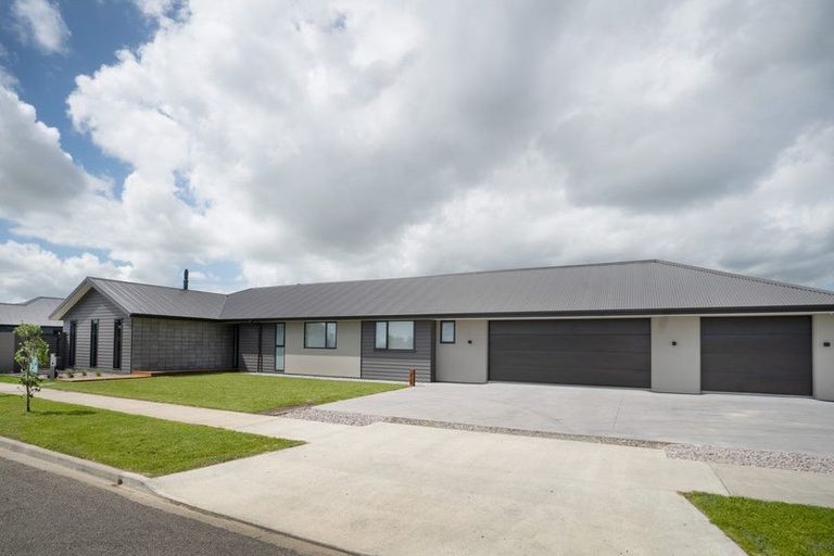 Photo of property in 76 Johnstone Drive, Fitzherbert, Palmerston North, 4410
