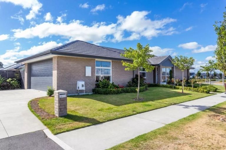 Photo of property in 21 Shillingford Boulevard, Rolleston, 7615