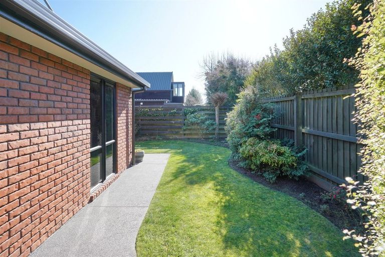 Photo of property in 2/112 Memorial Avenue, Burnside, Christchurch, 8053