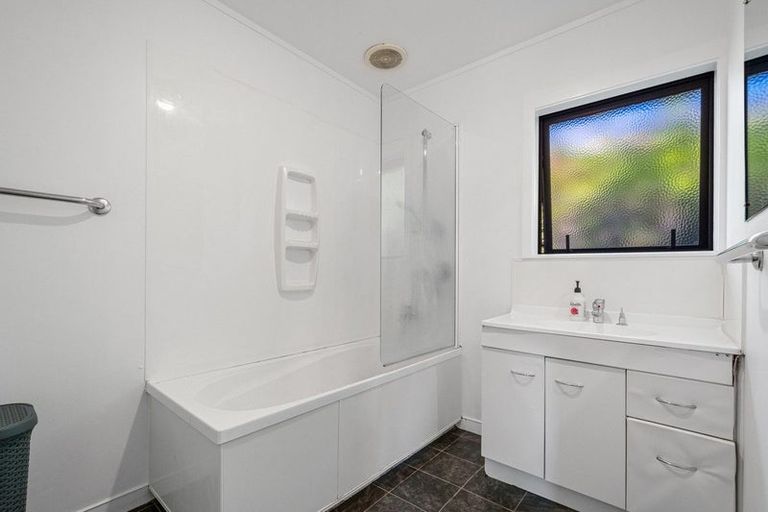 Photo of property in 21 Hepburn Road, Glendene, Auckland, 0602