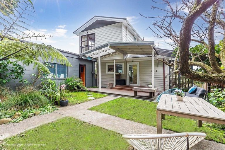 Photo of property in 318 Queens Drive, Lyall Bay, Wellington, 6022