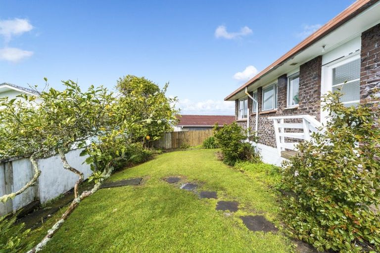 Photo of property in 2/27 Spence Road, Henderson, Auckland, 0612