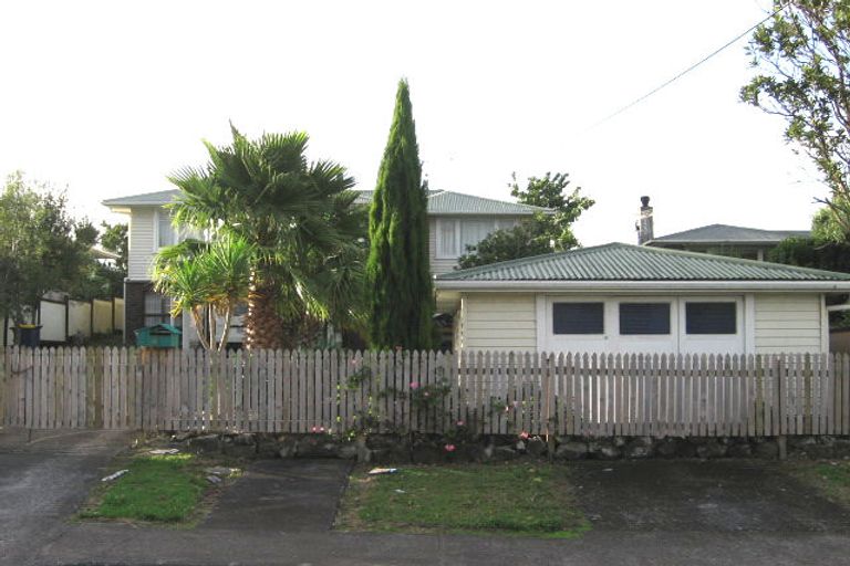 Photo of property in 4 Coniston Avenue, Te Atatu South, Auckland, 0610