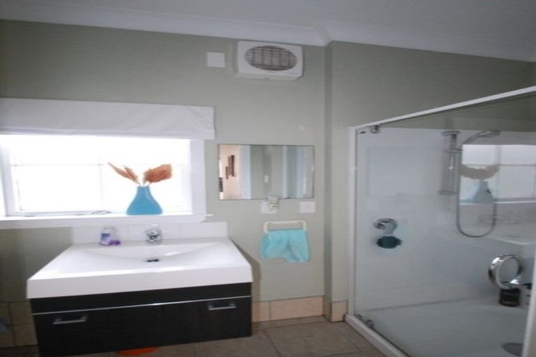 Photo of property in 70 Salford Street, Newlands, Wellington, 6037