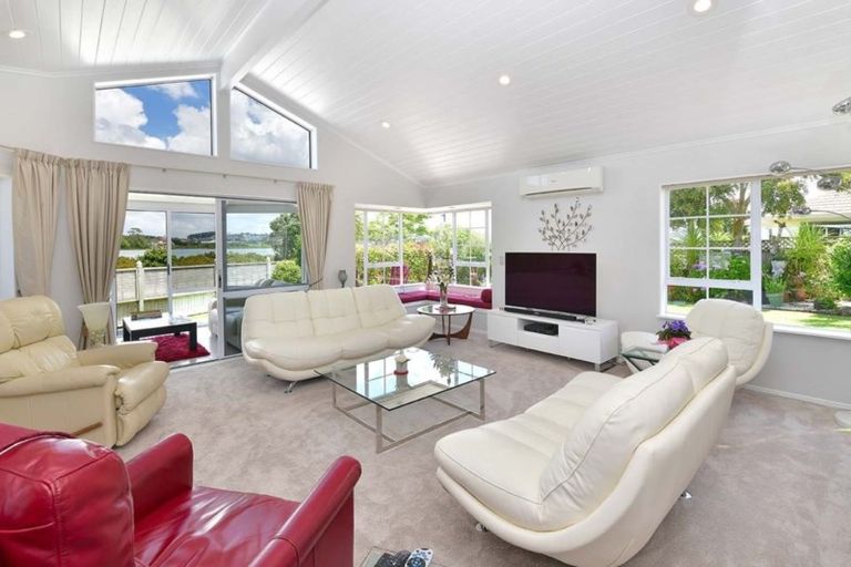 Photo of property in 52 Settlers Grove, Orewa, 0931