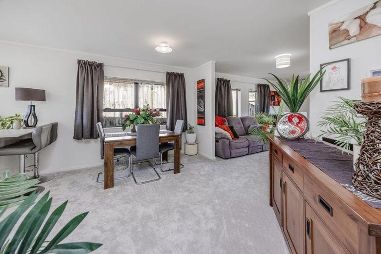 Photo of property in 2/8 Lochend Place, Highland Park, Auckland, 2010
