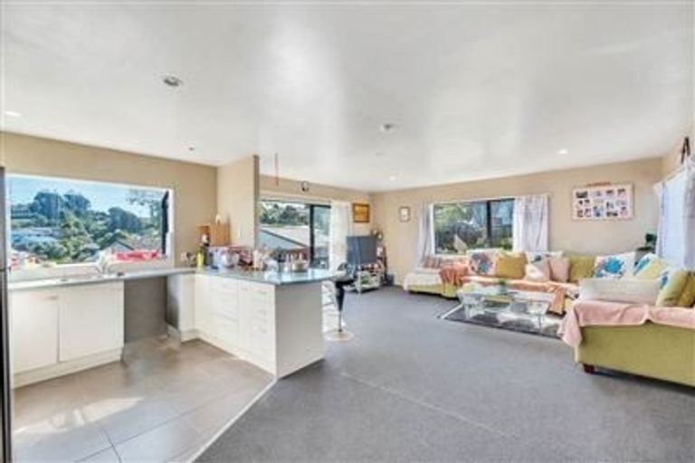 Photo of property in 11 Loughanure Place, Massey, Auckland, 0614
