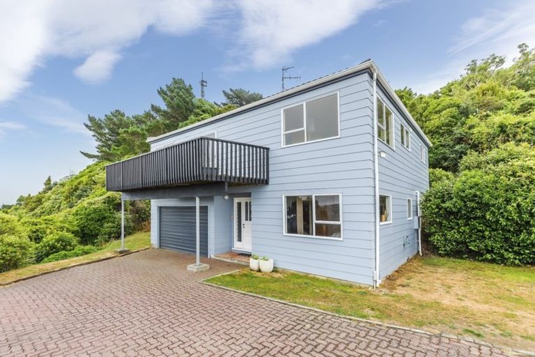 Photo of property in 1 Chequers Way, Crofton Downs, Wellington, 6035