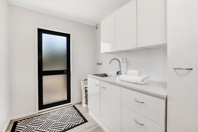 Photo of property in 1/1 Tern Place, Unsworth Heights, Auckland, 0632