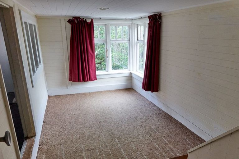 Photo of property in 26 Cave Road, Houghton Bay, Wellington, 6023