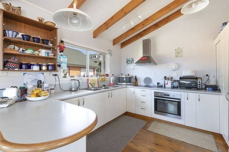 Photo of property in 16 Arohia Place, Snells Beach, 0920