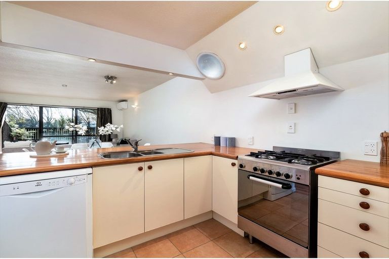 Photo of property in 2/17 Devon Street, Sydenham, Christchurch, 8023