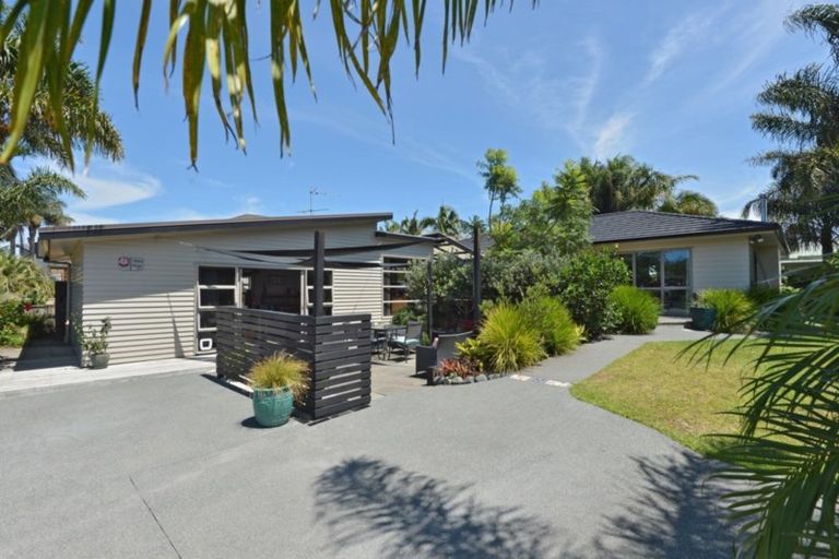 Photo of property in 17 Bermuda Place, One Tree Point, 0118