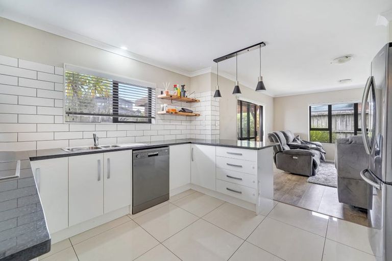 Photo of property in 2 Kirikiri Drive, Papakura, 2110