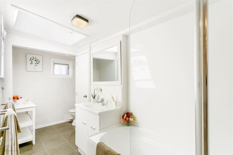 Photo of property in 74 Ferry Parade, Herald Island, Auckland, 0618