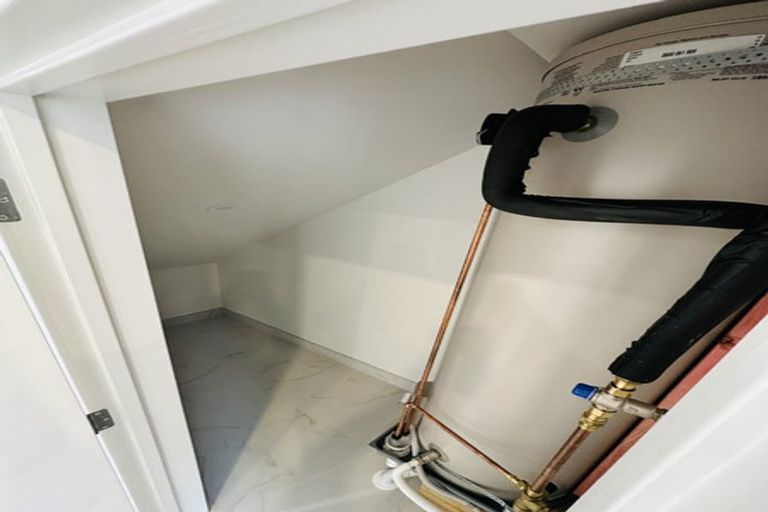 Photo of property in 4d Flaunty Place, West Harbour, Auckland, 0618