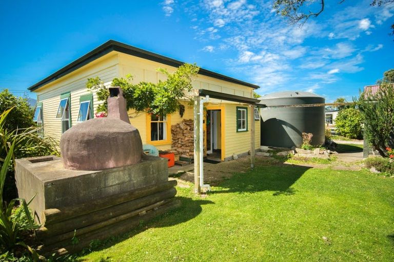 Photo of property in 23 Wharf Road, Karamea, 7893