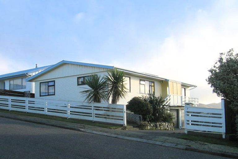 Photo of property in 7 Carluke Street, Paparangi, Wellington, 6037