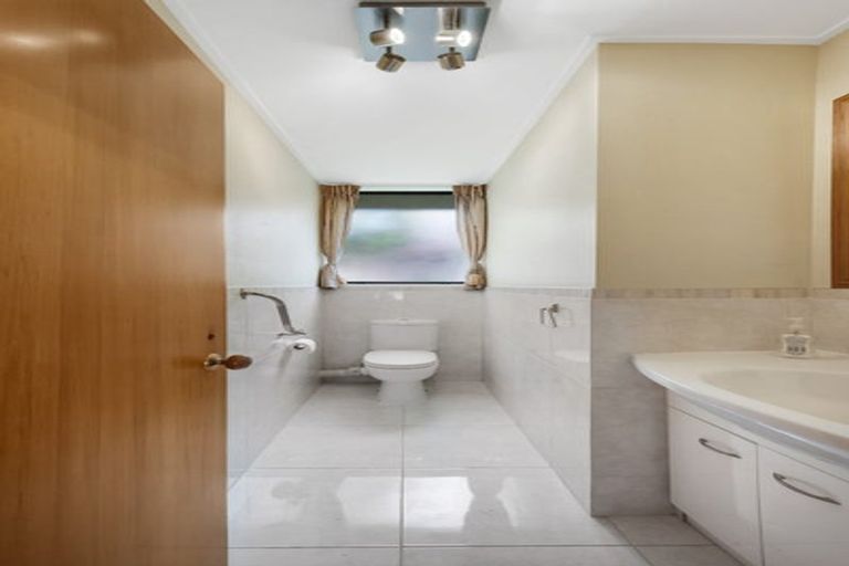 Photo of property in 12 Dayspring Way, Pakuranga, Auckland, 2010