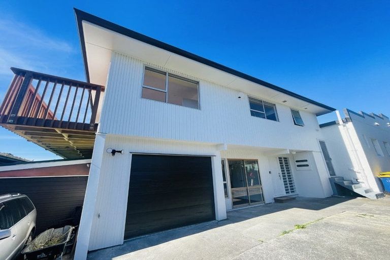 Photo of property in 1/54 Lynwood Road, New Lynn, Auckland, 0600