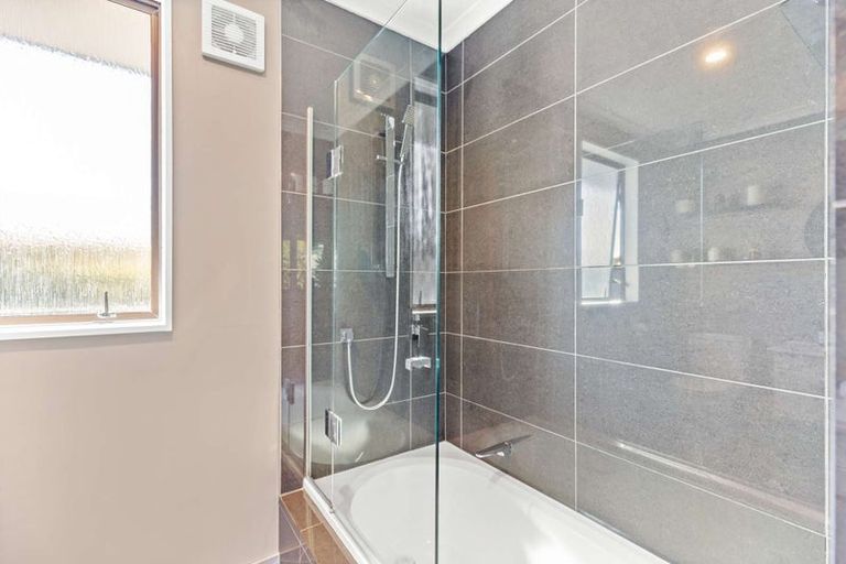 Photo of property in 1/26 Waiora Road, Stanmore Bay, Whangaparaoa, 0932