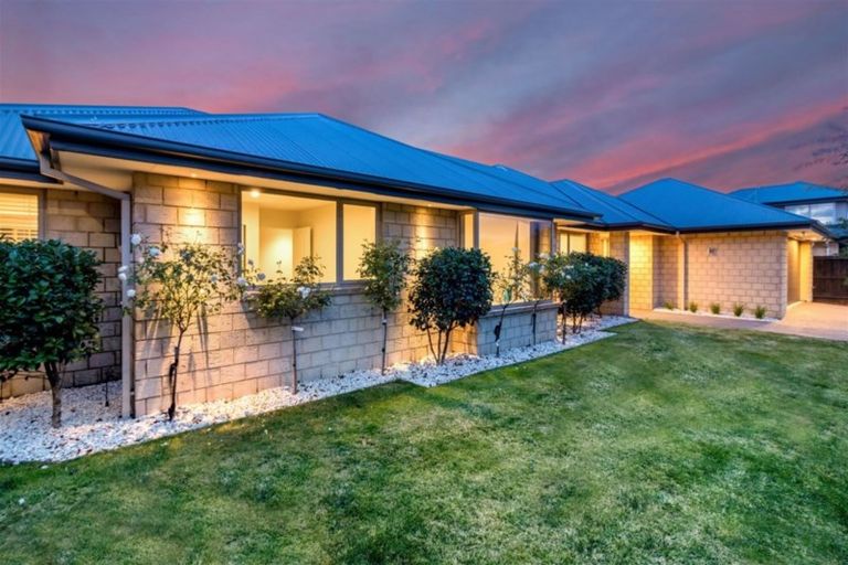 Photo of property in 6 Woodhaven Place, Parklands, Christchurch, 8083