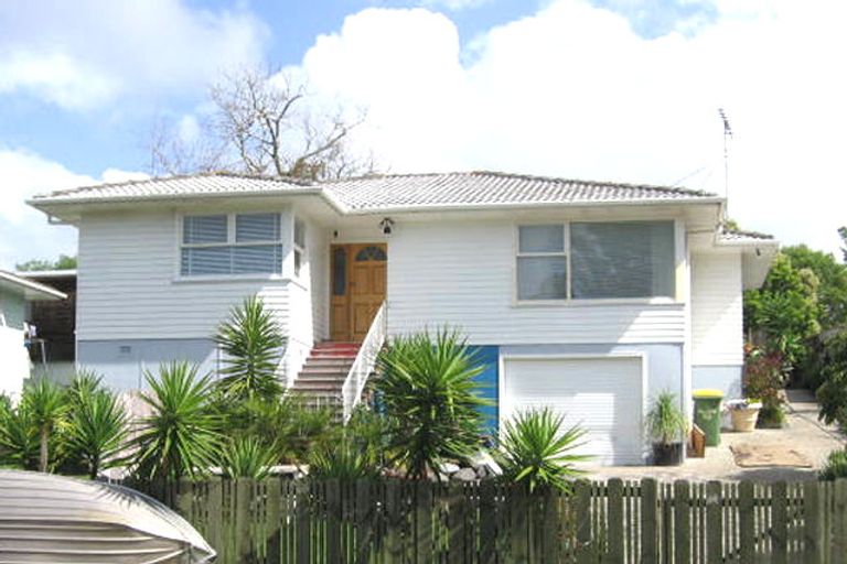 Photo of property in 16 Thornlow Street, Glendene, Auckland, 0602
