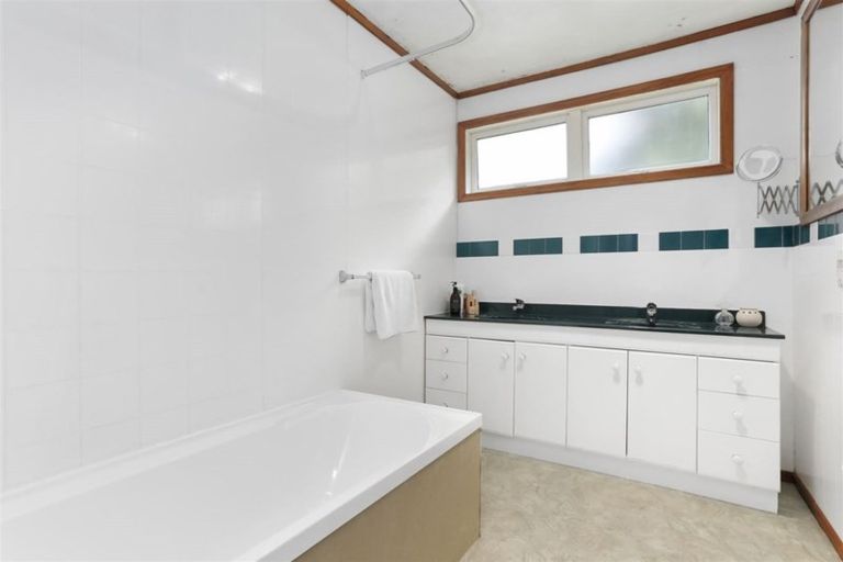 Photo of property in 9 James Scott Place, Te Atatu South, Auckland, 0602